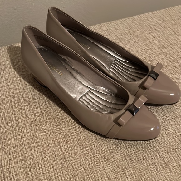 🦋 Easy Spirit tan nude low heel pump with bow. Size 7 - Picture 2 of 10